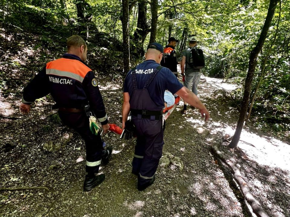 Сотрудники «КРЫМ-СПАС» оказали помощь 2-м женщинам, травмировавшимся в горно-лесной зоне ГО Алушта Сотрудники «КРЫМ-СПАС» оказали помощь 2-м женщинам, травмировавшимся в горно-лесной зоне ГО Алушта