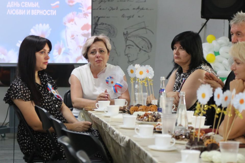 «Сыновья и мужья, по зову Родины и велению сердца, проявляя высшие человеческие качества, встали на защиту своего народа. Они бьются отважно ради мирного неба. Сложно передать боль и тревогу материнского сердца, ежесекундные... «Сыновья и мужья, по зову Родины и велению сердца, проявляя высшие человеческие качества, встали на защиту своего народа. Они бьются отважно ради мирного неба. Сложно передать боль и тревогу материнского сердца, ежесекундные...