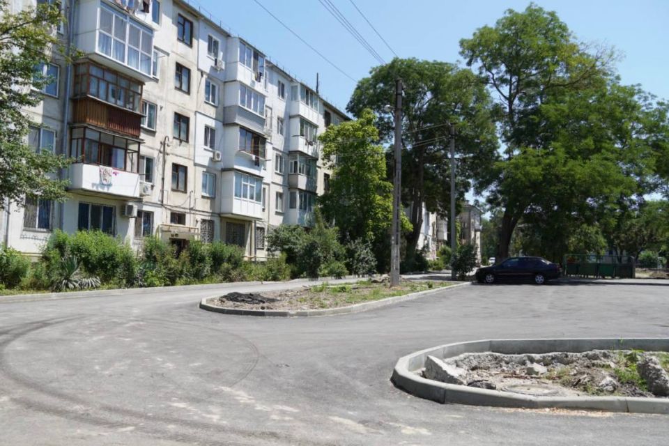 Глава администрации Керчи Олег Каторгин проверил ход работ по благоустройству придомовой территории по ул. Казакова, 47, 45,43,41, 39, 35, 35А, ул. Войкова, 21,19, ул. Радио, 23, 21, ул. Сакко, 14, 16,12/19, ул. Славы, 2, 4... Глава администрации Керчи Олег Каторгин проверил ход работ по благоустройству придомовой территории по ул. Казакова, 47, 45,43,41, 39, 35, 35А, ул. Войкова, 21,19, ул. Радио, 23, 21, ул. Сакко, 14, 16,12/19, ул. Славы, 2, 4...