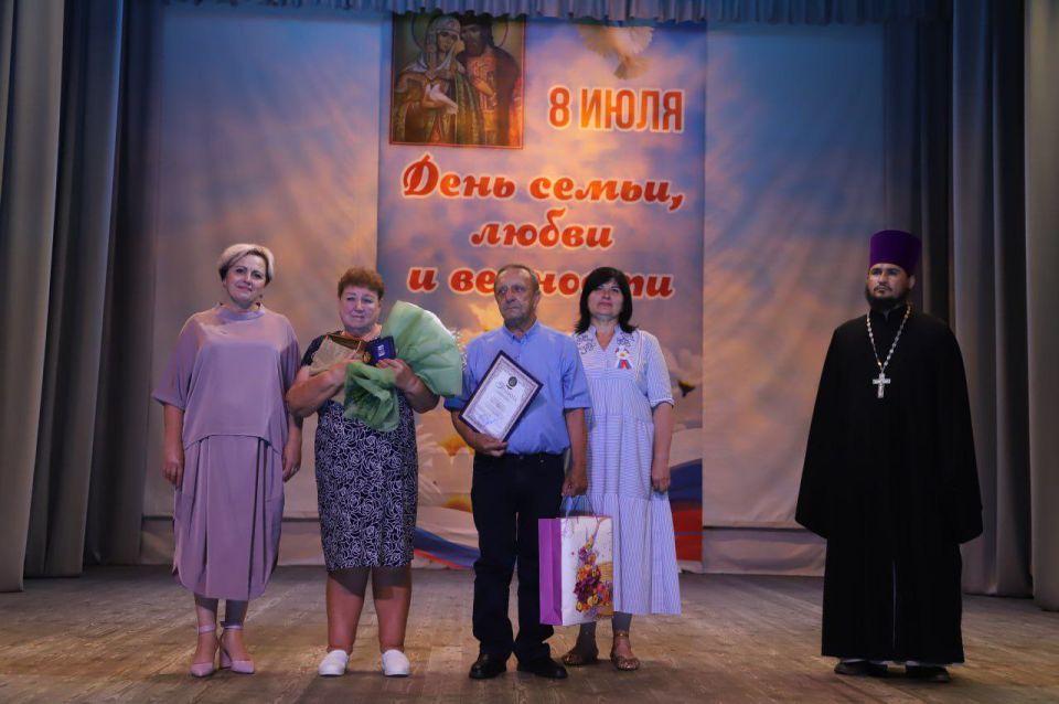 Анжелика Ястребова: Сегодня, в День семьи, любви и верности, в районном Доме культуры прошел концерт Анжелика Ястребова: Сегодня, в День семьи, любви и верности, в районном Доме культуры прошел концерт