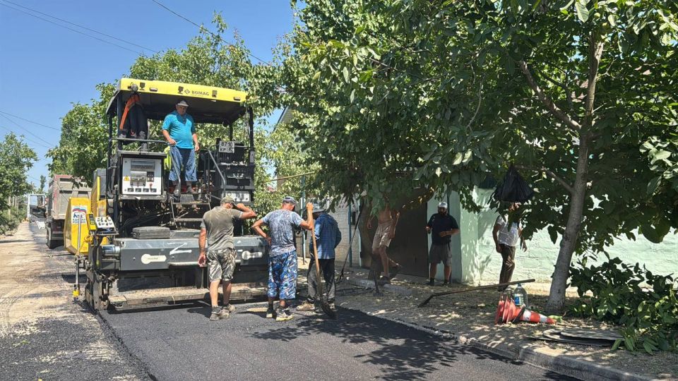 На улице Строителей укладывают асфальт На улице Строителей укладывают асфальт