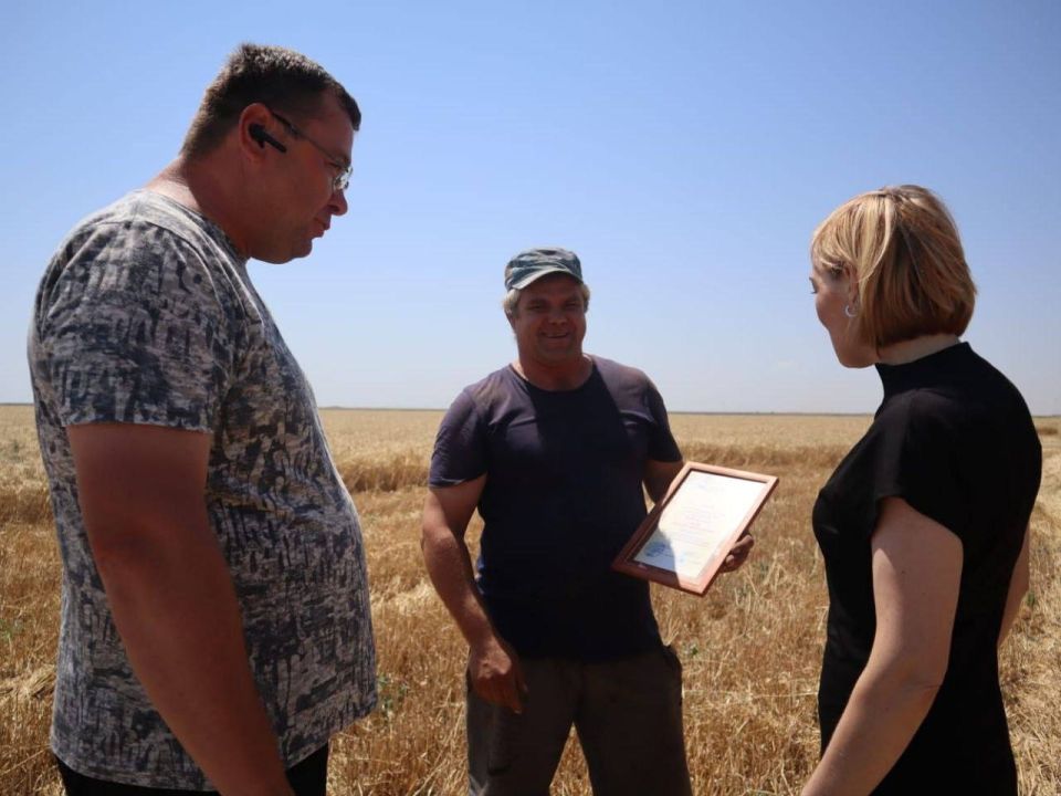 Инна Федоренко поблагодарила и вручила Почетные грамоты тем, кто не смотря на жаркую погоду, выходит на страду Инна Федоренко поблагодарила и вручила Почетные грамоты тем, кто не смотря на жаркую погоду, выходит на страду