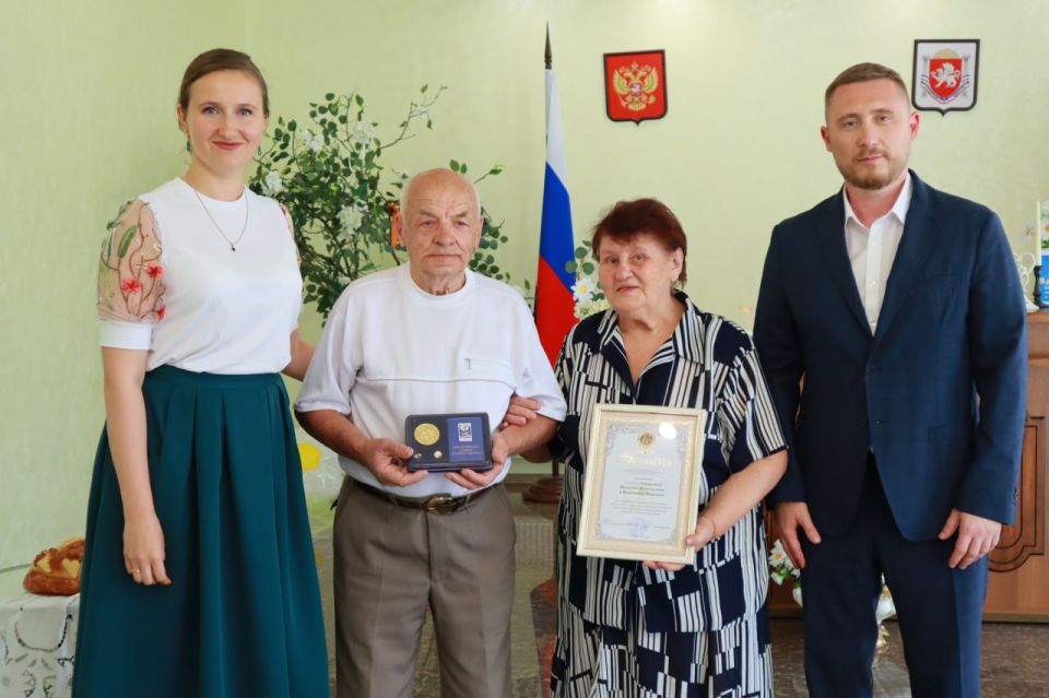 Сегодня в уютных стенах Белогорского районного отдела ЗАГС состоялось по-настоящему тёплое и душевное событие — вручение медалей «За любовь и верность» Сегодня в уютных стенах Белогорского районного отдела ЗАГС состоялось по-настоящему тёплое и душевное событие — вручение медалей «За любовь и верность»