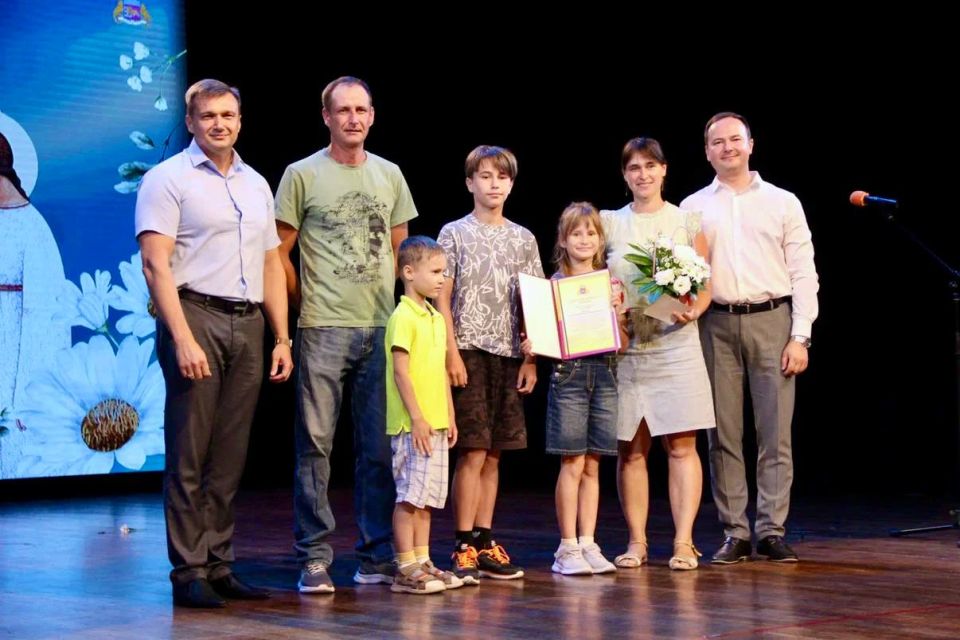 Константин Шимановский: По доброй традиции в День семьи, любви и верности чествовали семьи Ялты, которые прожили в счастливом браке не один десяток лет, воспитывают замечательных детей, активно участвуют в общественной жизни... Константин Шимановский: По доброй традиции в День семьи, любви и верности чествовали семьи Ялты, которые прожили в счастливом браке не один десяток лет, воспитывают замечательных детей, активно участвуют в общественной жизни...