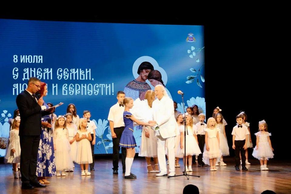 Константин Шимановский: По доброй традиции в День семьи, любви и верности чествовали семьи Ялты, которые прожили в счастливом браке не один десяток лет, воспитывают замечательных детей, активно участвуют в общественной жизни... Константин Шимановский: По доброй традиции в День семьи, любви и верности чествовали семьи Ялты, которые прожили в счастливом браке не один десяток лет, воспитывают замечательных детей, активно участвуют в общественной жизни...