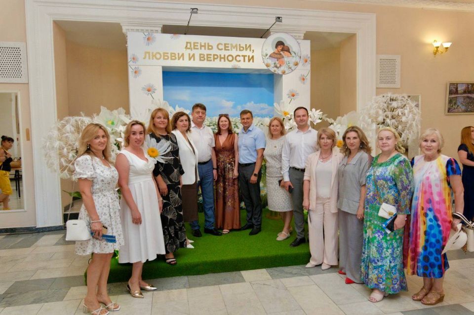 Семейные ценности — основа сильного государства: Крым отметил День семьи, любви и верности Семейные ценности — основа сильного государства: Крым отметил День семьи, любви и верности