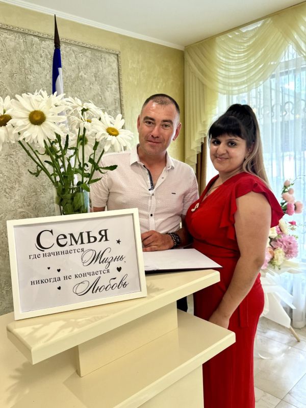 В рамках празднования Дня семьи, любви и верности в Джанкойском районном отделе ЗАГС состоялось торжество, посвящённое 10-летнему юбилею супружеской жизни семьи Энановых — Рустема и Тамилы. В рамках празднования Дня семьи, любви и верности в Джанкойском районном отделе ЗАГС состоялось торжество, посвящённое 10-летнему юбилею супружеской жизни семьи Энановых — Рустема и Тамилы.