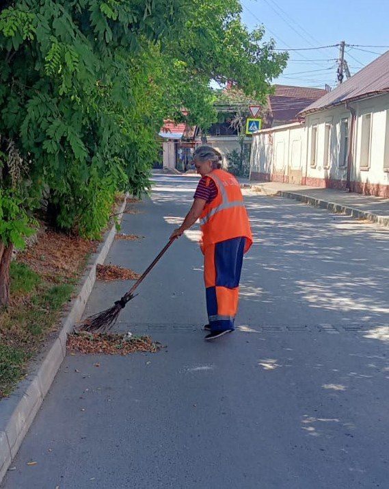 Делаем город комфортнее. Уборка городских территорий ведется ежедневно, без перерывов и выходных Делаем город комфортнее. Уборка городских территорий ведется ежедневно, без перерывов и выходных