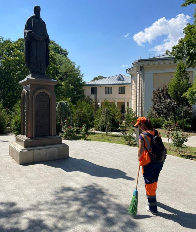 Делаем город комфортнее. Уборка городских территорий ведется ежедневно, без перерывов и выходных Делаем город комфортнее. Уборка городских территорий ведется ежедневно, без перерывов и выходных