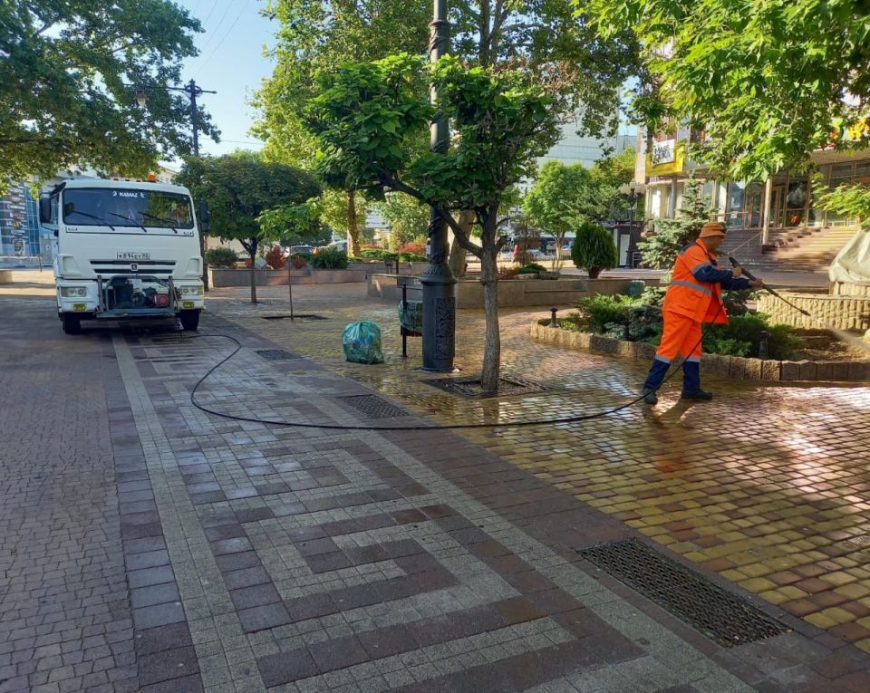 Делаем город комфортнее. Уборка городских территорий ведется ежедневно, без перерывов и выходных Делаем город комфортнее. Уборка городских территорий ведется ежедневно, без перерывов и выходных