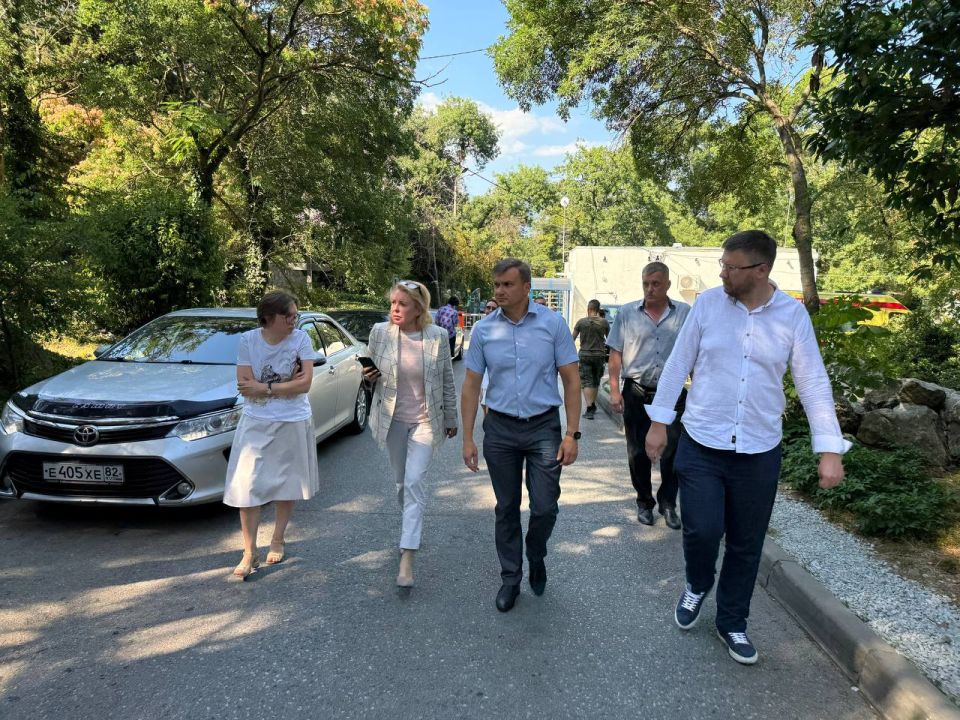 Янина Павленко: И сегодня же еще один транспортный вопрос обсудили с выездом в Ливадию – вместе с руководителем ФГБУ ЯММЦ ФМБА России Ольгой Ереминой на территорию больницы Янина Павленко: И сегодня же еще один транспортный вопрос обсудили с выездом в Ливадию – вместе с руководителем ФГБУ ЯММЦ ФМБА России Ольгой Ереминой на территорию больницы