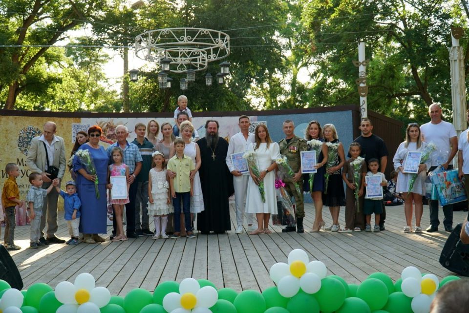В Евпатории отметили День семьи, любви и верности В Евпатории отметили День семьи, любви и верности