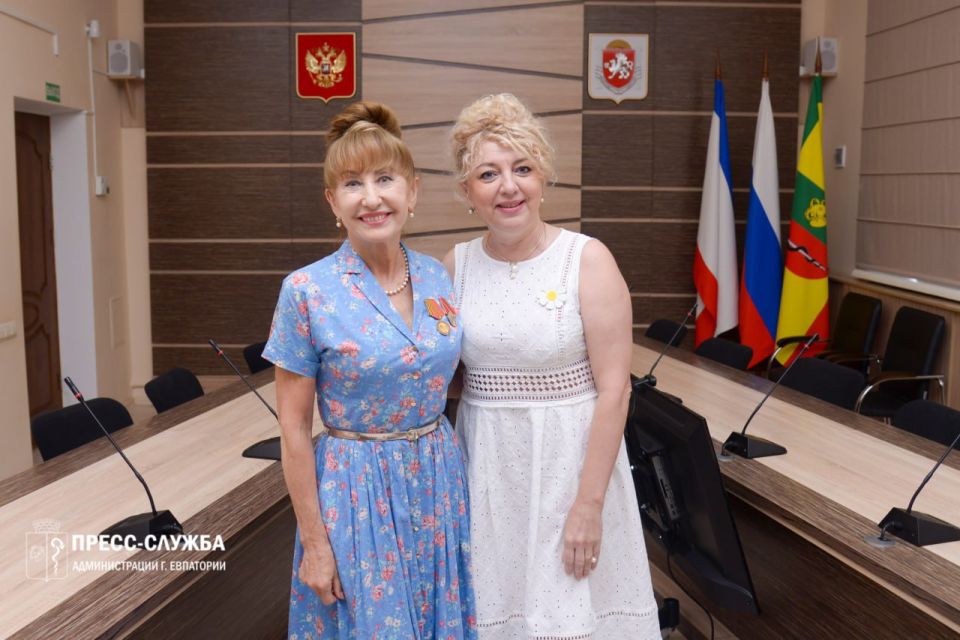Глава города Галина Герасимова вручила благодарности участникам волонтерской организации «Рука помощи», которые регулярно оказывают неоценимую помощь нашим военнослужащим, выполняющим долг в ходе специальной военной операции Глава города Галина Герасимова вручила благодарности участникам волонтерской организации «Рука помощи», которые регулярно оказывают неоценимую помощь нашим военнослужащим, выполняющим долг в ходе специальной военной операции