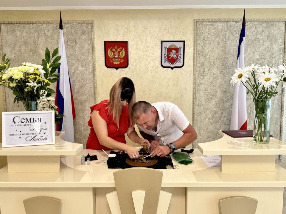 В рамках празднования Дня семьи, любви и верности в Джанкойском районном отделе ЗАГС состоялось торжество, посвящённое 10-летнему юбилею супружеской жизни семьи Энановых — Рустема и Тамилы. В рамках празднования Дня семьи, любви и верности в Джанкойском районном отделе ЗАГС состоялось торжество, посвящённое 10-летнему юбилею супружеской жизни семьи Энановых — Рустема и Тамилы.