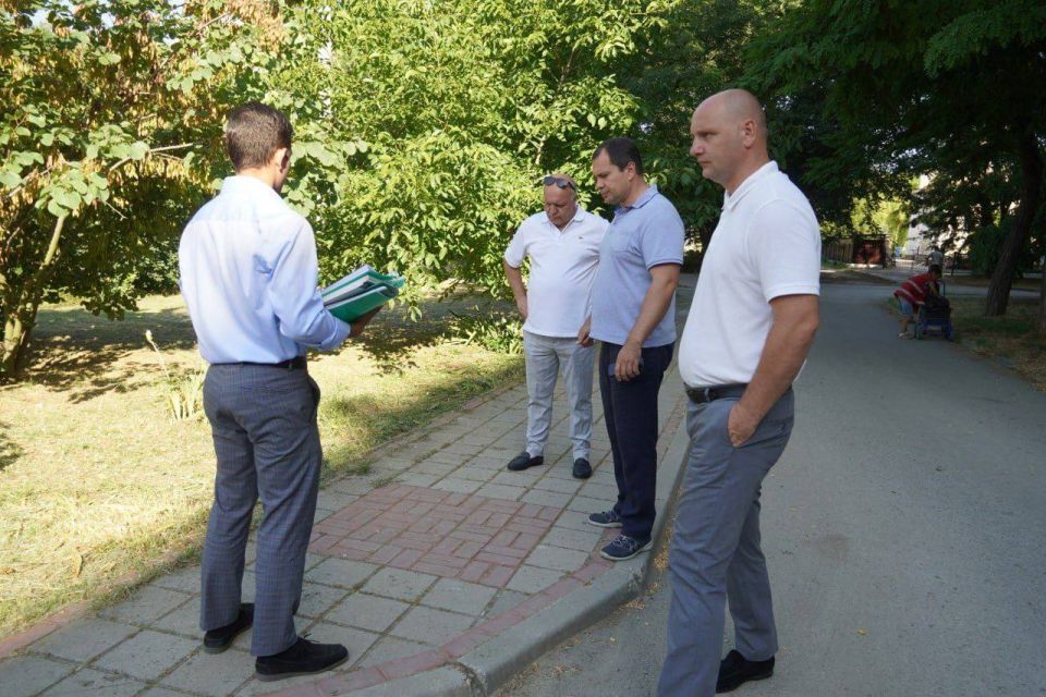 Продолжаются работы по благоустройству аллеи, ведущей от улицы Андрея Первозванного к школе № 26 Продолжаются работы по благоустройству аллеи, ведущей от улицы Андрея Первозванного к школе № 26