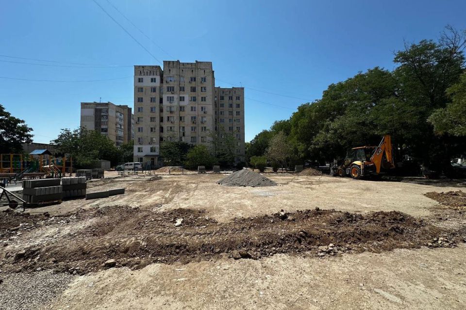 Александр Юрьев: Приступили к обустройству парковки на ул. Конституции, 32. Сейчас готовим основание под асфальтирование площадки Александр Юрьев: Приступили к обустройству парковки на ул. Конституции, 32. Сейчас готовим основание под асфальтирование площадки