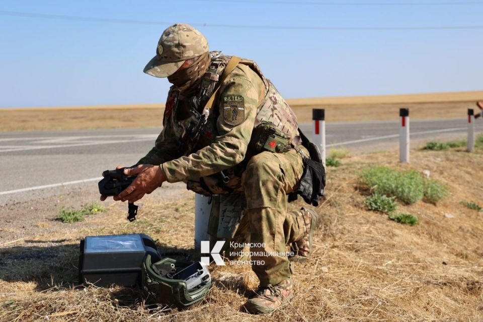 В Черноморском районе этим утром проходят учения подразделений территориальной обороны «Барс-Крым», Министерства обороны Российской Федерации, других силовых и правоохранительных структур В Черноморском районе этим утром проходят учения подразделений территориальной обороны «Барс-Крым», Министерства обороны Российской Федерации, других силовых и правоохранительных структур
