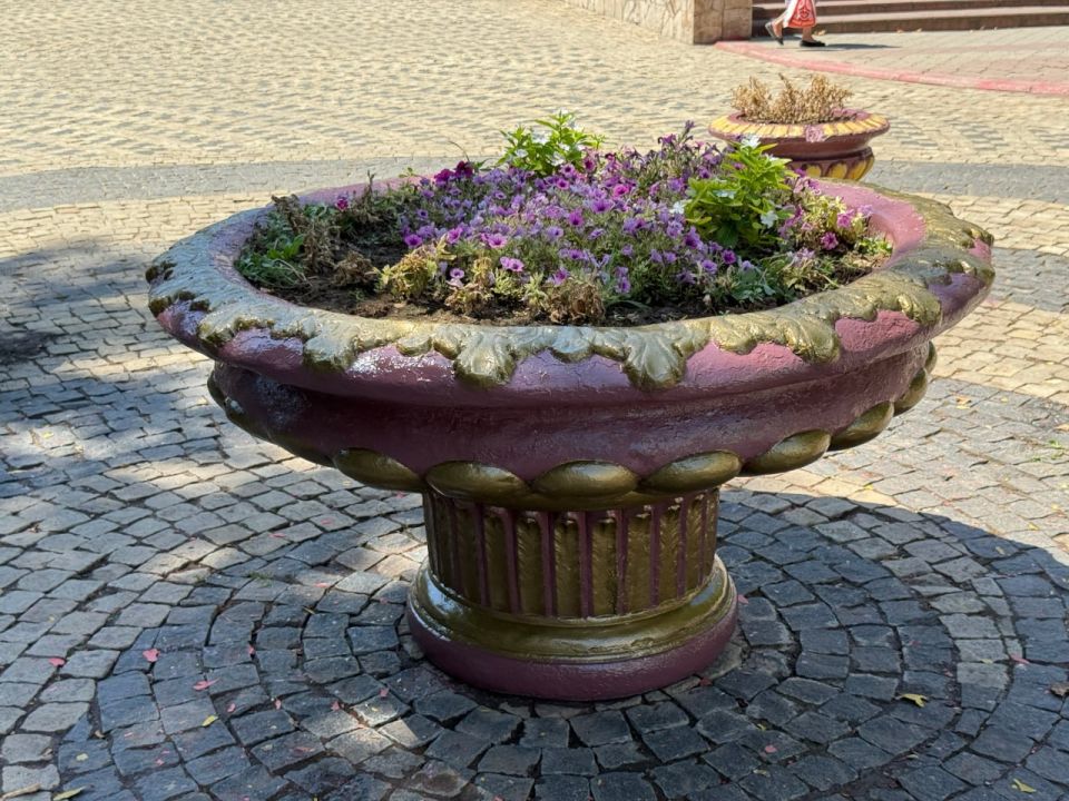 В центре Керчи обновляют уличные вазоны для цветов В центре Керчи обновляют уличные вазоны для цветов