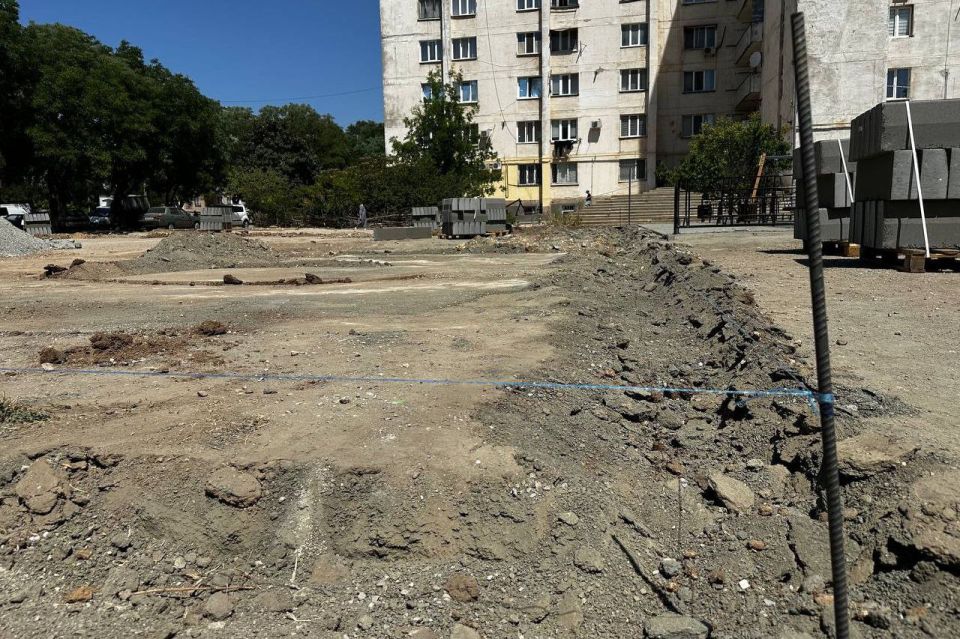 Александр Юрьев: Приступили к обустройству парковки на ул. Конституции, 32. Сейчас готовим основание под асфальтирование площадки Александр Юрьев: Приступили к обустройству парковки на ул. Конституции, 32. Сейчас готовим основание под асфальтирование площадки