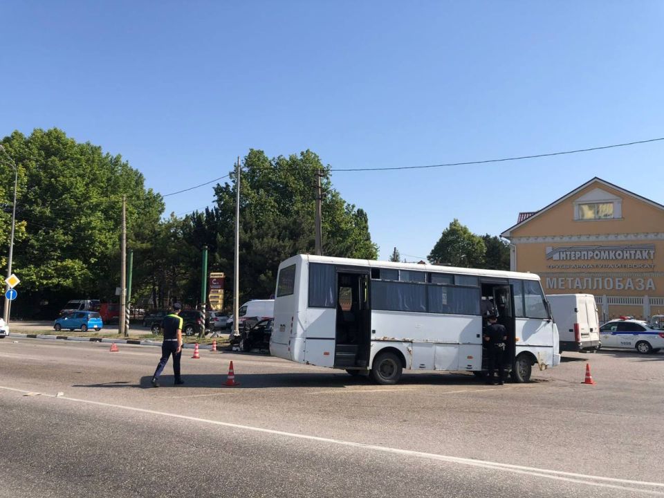 Водитель легковушки пострадал после столкновения с автобусом в Симферополе Водитель легковушки пострадал после столкновения с автобусом в Симферополе
