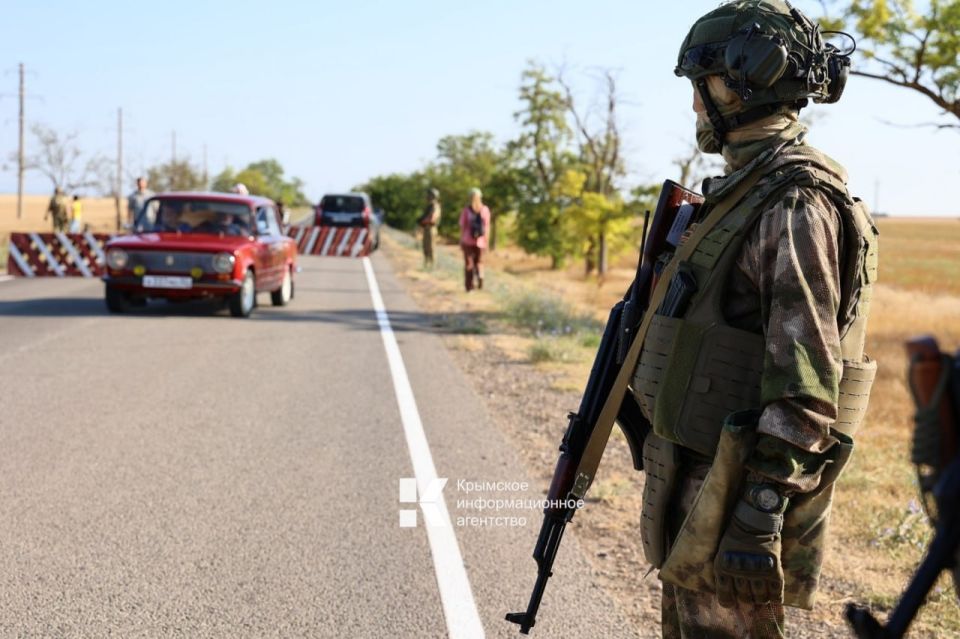 В Черноморском районе этим утром проходят учения подразделений территориальной обороны «Барс-Крым», Министерства обороны Российской Федерации, других силовых и правоохранительных структур В Черноморском районе этим утром проходят учения подразделений территориальной обороны «Барс-Крым», Министерства обороны Российской Федерации, других силовых и правоохранительных структур