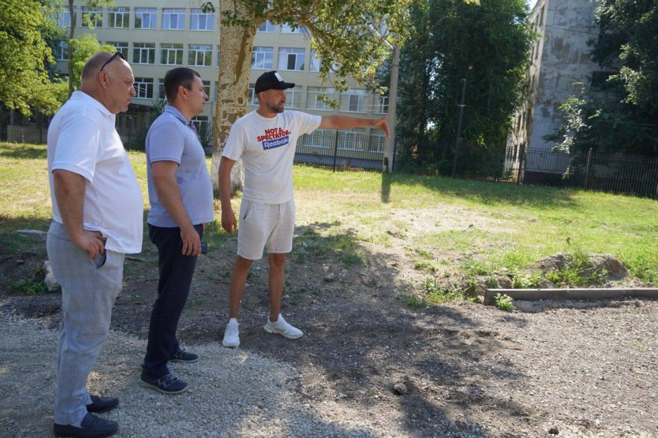 Глава администрации Керчи Олег Каторгин провел выездное совещание в парке им. Войкова. Проверил темпы благоустройства общественного пространства Глава администрации Керчи Олег Каторгин провел выездное совещание в парке им. Войкова. Проверил темпы благоустройства общественного пространства