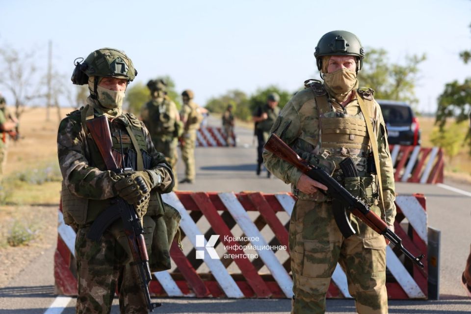В Черноморском районе этим утром проходят учения подразделений территориальной обороны «Барс-Крым», Министерства обороны Российской Федерации, других силовых и правоохранительных структур В Черноморском районе этим утром проходят учения подразделений территориальной обороны «Барс-Крым», Министерства обороны Российской Федерации, других силовых и правоохранительных структур