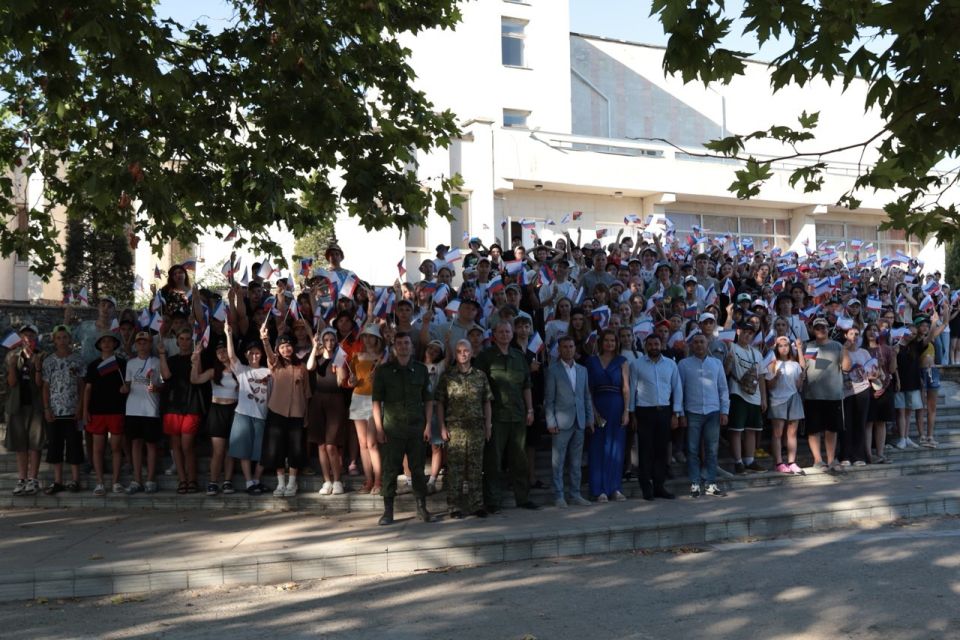 В Крымском детском оздоровительном центре «Фортуна» торжественно закрыли правовую смену В Крымском детском оздоровительном центре «Фортуна» торжественно закрыли правовую смену
