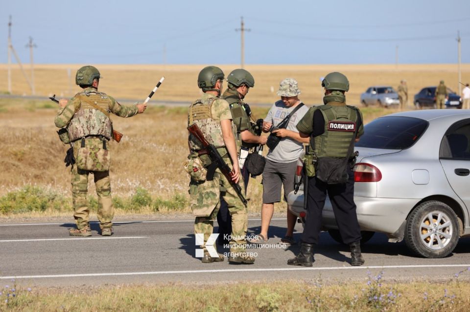В Черноморском районе этим утром проходят учения подразделений территориальной обороны «Барс-Крым», Министерства обороны Российской Федерации, других силовых и правоохранительных структур В Черноморском районе этим утром проходят учения подразделений территориальной обороны «Барс-Крым», Министерства обороны Российской Федерации, других силовых и правоохранительных структур