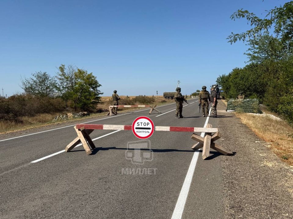 Кадрами антитеррористических учений в Черноморском районе делится корреспондент телеканала «Миллет» Кадрами антитеррористических учений в Черноморском районе делится корреспондент телеканала «Миллет»