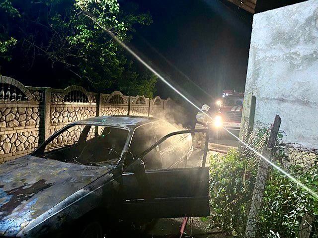 В Бахчисарайском районе пожарные потушили легковушку