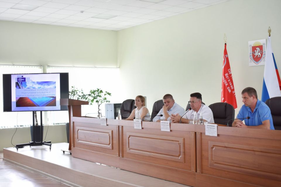 Галина Огнёва: Сегодня в Администрации города Алушты состоялось рабочее совещание заместителя министра курортов и туризма Республики Крым Николая Волкова, заведующего отделом регионального государственного контроля в сфере... Галина Огнёва: Сегодня в Администрации города Алушты состоялось рабочее совещание заместителя министра курортов и туризма Республики Крым Николая Волкова, заведующего отделом регионального государственного контроля в сфере...