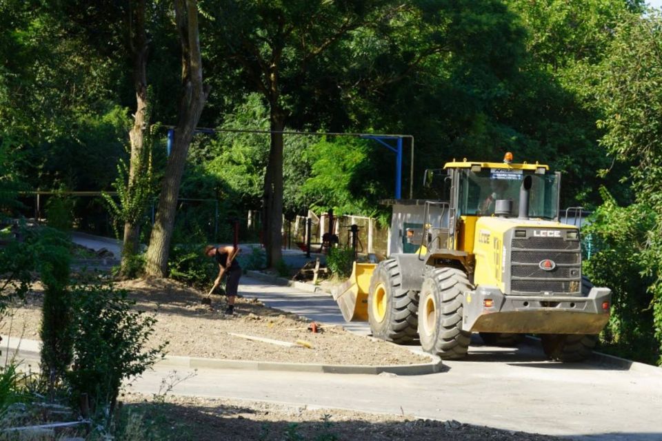 Практически завершено благоустройство двора по ул. Суворова, 19, 21. В рамкам рабочего выезда глава администрации Керчи Олег Каторгин оценил результаты работы подрядной организации «Архонт» Практически завершено благоустройство двора по ул. Суворова, 19, 21. В рамкам рабочего выезда глава администрации Керчи Олег Каторгин оценил результаты работы подрядной организации «Архонт»