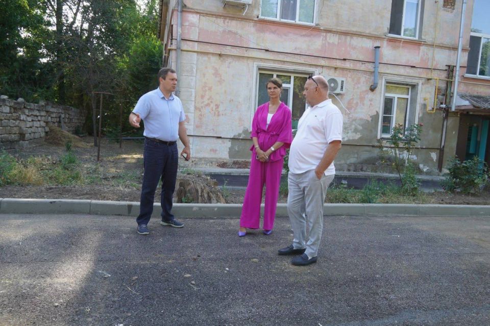 Практически завершено благоустройство двора по ул. Суворова, 19, 21. В рамкам рабочего выезда глава администрации Керчи Олег Каторгин оценил результаты работы подрядной организации «Архонт» Практически завершено благоустройство двора по ул. Суворова, 19, 21. В рамкам рабочего выезда глава администрации Керчи Олег Каторгин оценил результаты работы подрядной организации «Архонт»