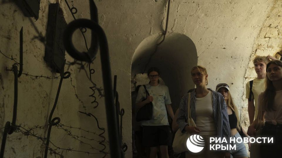 Ядра, осколки бомб, штыки, русские и иностранные тесаки – все это части экспозиции в Керчи Ядра, осколки бомб, штыки, русские и иностранные тесаки – все это части экспозиции в Керчи