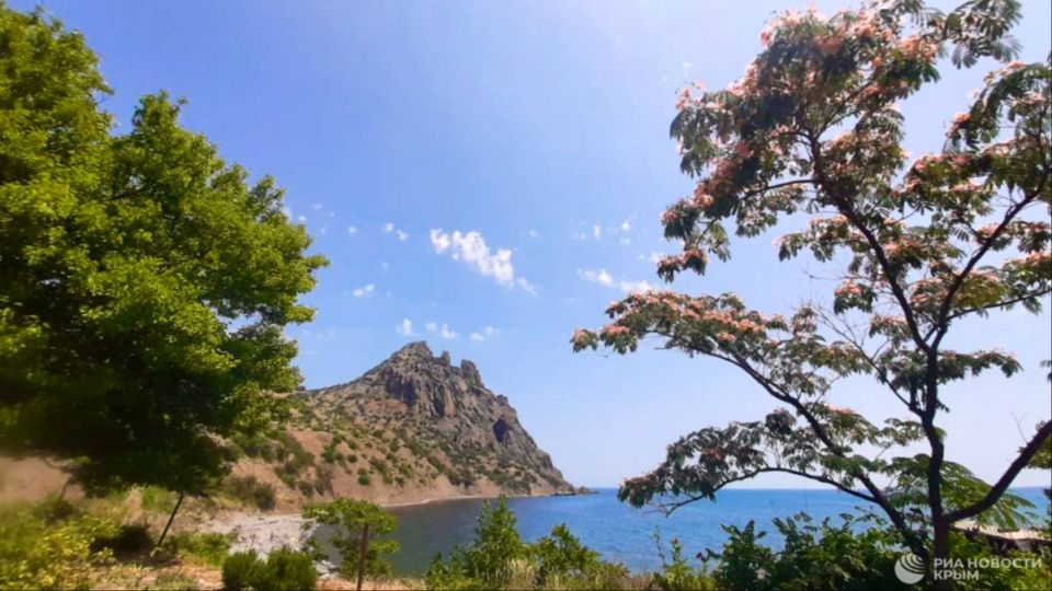 Крымские горы и Черное море притягивают всегда, но летом они особенно завораживают Крымские горы и Черное море притягивают всегда, но летом они особенно завораживают