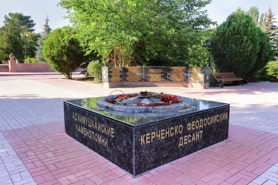 Керчь называют восточными воротами нашего полуострова Керчь называют восточными воротами нашего полуострова