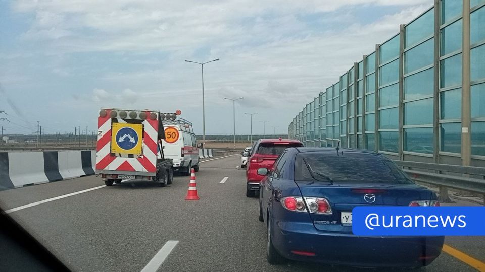 Пробка перед Крымским мост увеличилась: со стороны Тамани в ней стоит 1,3 тысячи машин, ожидание более трех часов Пробка перед Крымским мост увеличилась: со стороны Тамани в ней стоит 1,3 тысячи машин, ожидание более трех часов