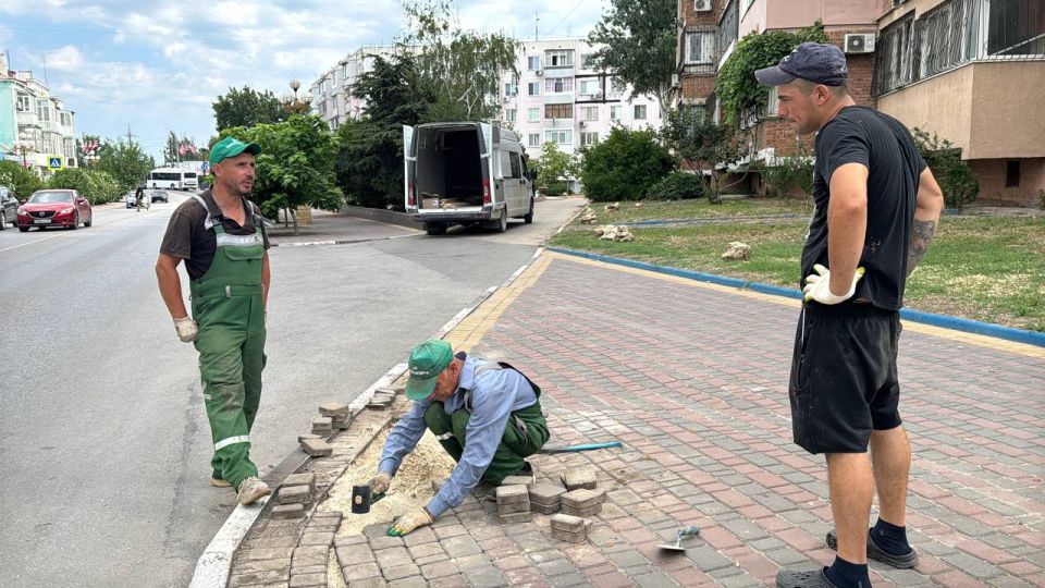 На улице Самойленко ремонтируют тротуары На улице Самойленко ремонтируют тротуары