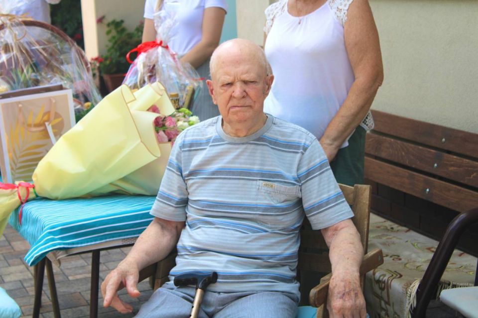  :      ,    ,      100  ,    