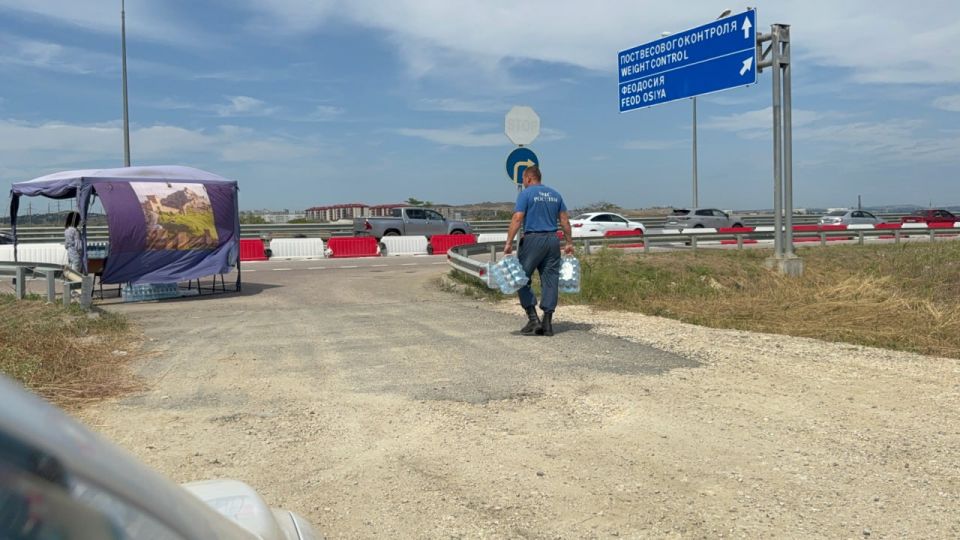 На автоподходах к Крымскому мосту со стороны Керчи ежедневно дежурят волонтёры На автоподходах к Крымскому мосту со стороны Керчи ежедневно дежурят волонтёры