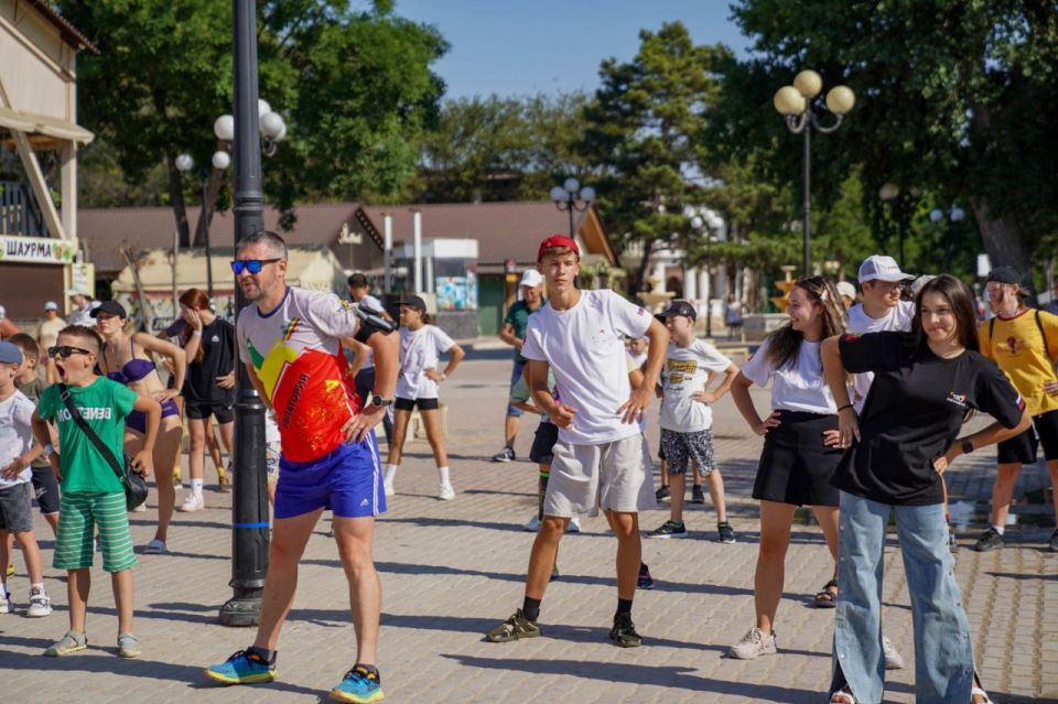 Александр Юрьев: Сегодня мы отмечаем традиционный для нашего города праздник – День курортника «На экваторе Евпаторийского лета» Александр Юрьев: Сегодня мы отмечаем традиционный для нашего города праздник – День курортника «На экваторе Евпаторийского лета»