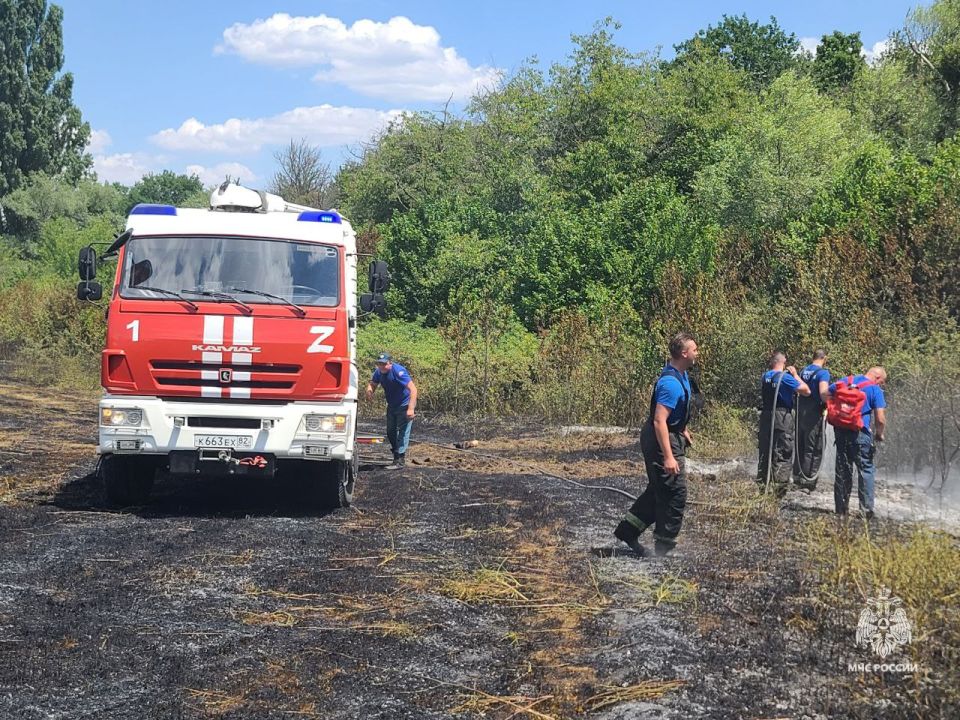 В Симферопольском районе локализовали ландшафтный пожар В Симферопольском районе локализовали ландшафтный пожар