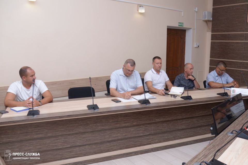 Первый заместитель главы администрации Евпатории Антон Новиков провел еженедельное совещание с руководителями ресурсоснабжающих и коммунальных предприятий города Первый заместитель главы администрации Евпатории Антон Новиков провел еженедельное совещание с руководителями ресурсоснабжающих и коммунальных предприятий города
