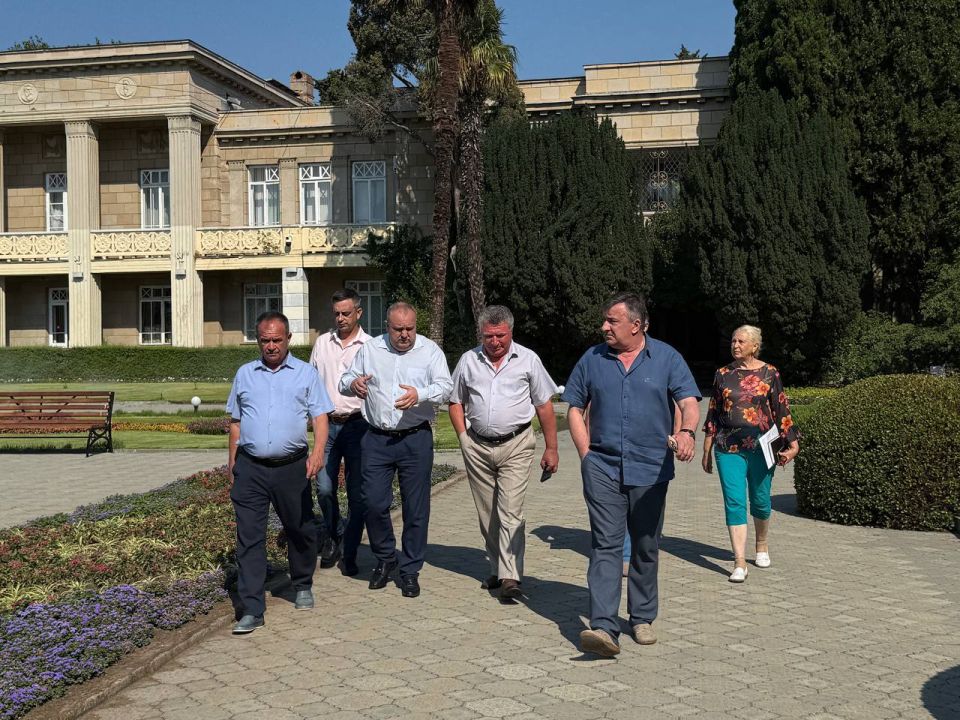 Министр сельского хозяйства Крыма посетил Никитский ботанический сад Министр сельского хозяйства Крыма посетил Никитский ботанический сад