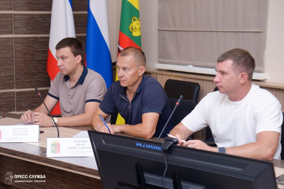 Первый заместитель главы администрации Евпатории Антон Новиков провел еженедельное совещание с руководителями ресурсоснабжающих и коммунальных предприятий города Первый заместитель главы администрации Евпатории Антон Новиков провел еженедельное совещание с руководителями ресурсоснабжающих и коммунальных предприятий города