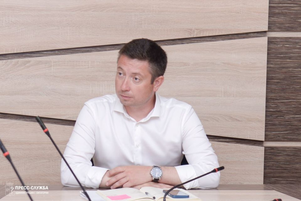 Первый заместитель главы администрации Евпатории Антон Новиков провел еженедельное совещание с руководителями ресурсоснабжающих и коммунальных предприятий города Первый заместитель главы администрации Евпатории Антон Новиков провел еженедельное совещание с руководителями ресурсоснабжающих и коммунальных предприятий города