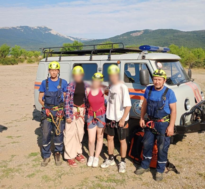 В крымских горах девять часов спасали туриста с детьми В крымских горах девять часов спасали туриста с детьми