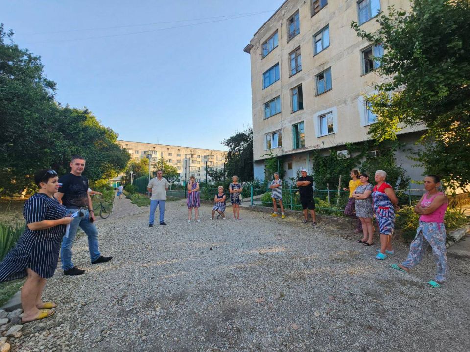 Антон Кравец: Провел встречу с жителями в поселке Нижнегорский по ул.Гагарина 7