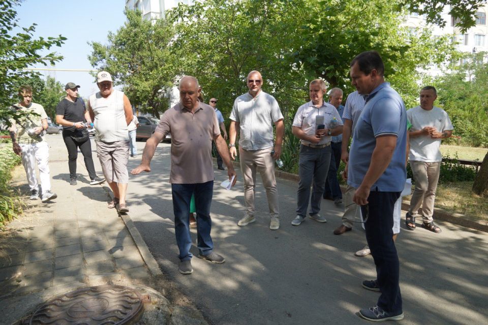 Глава администрации Керчи Олег Каторгин провел встречу с жителями Верхнего Солнечного Глава администрации Керчи Олег Каторгин провел встречу с жителями Верхнего Солнечного